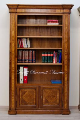 Libreria classica costruita artigianalmente in legno massello di noce con 2 ante intarsiate in ulivo